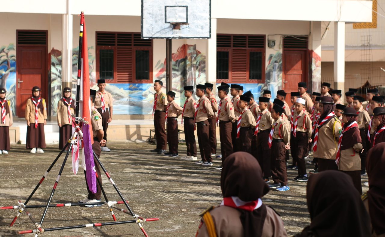 Latihan kepramukaan ekstrakurikuler santri Sirojussyafi'iyyah