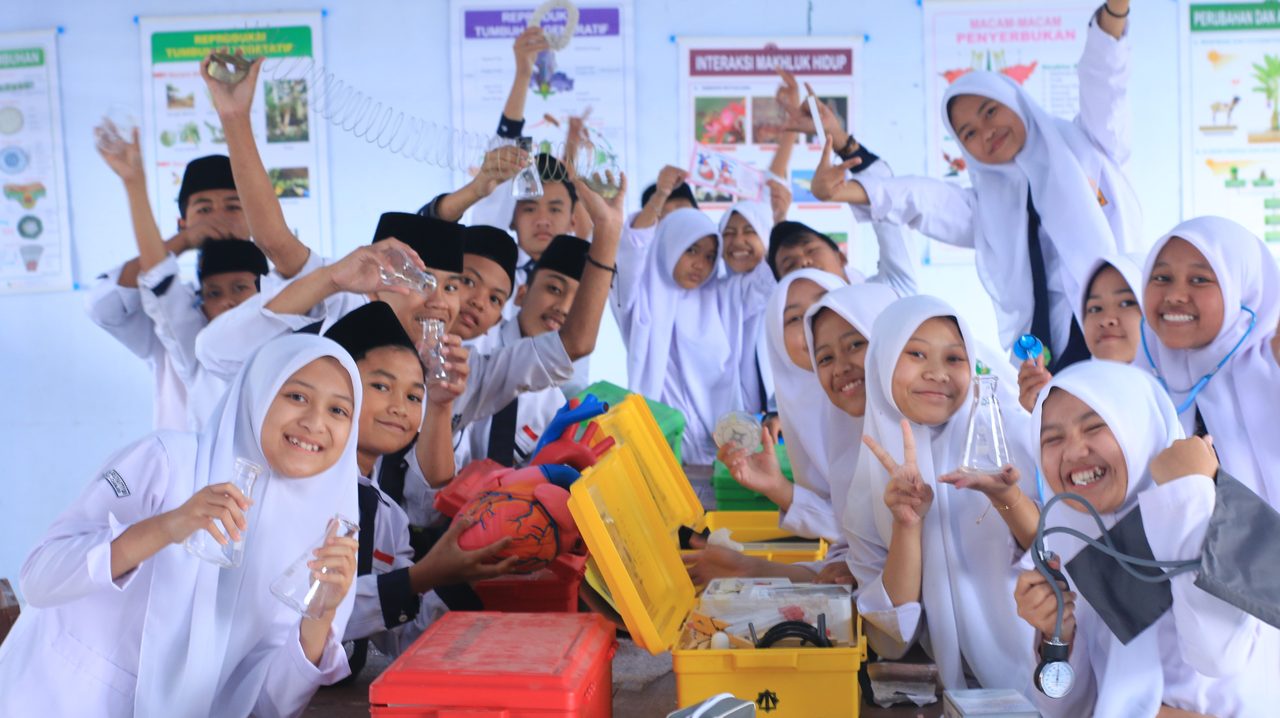Praktikum Laboratorium IPA SMP & SMA Plus Sirojussyafi'iyyah